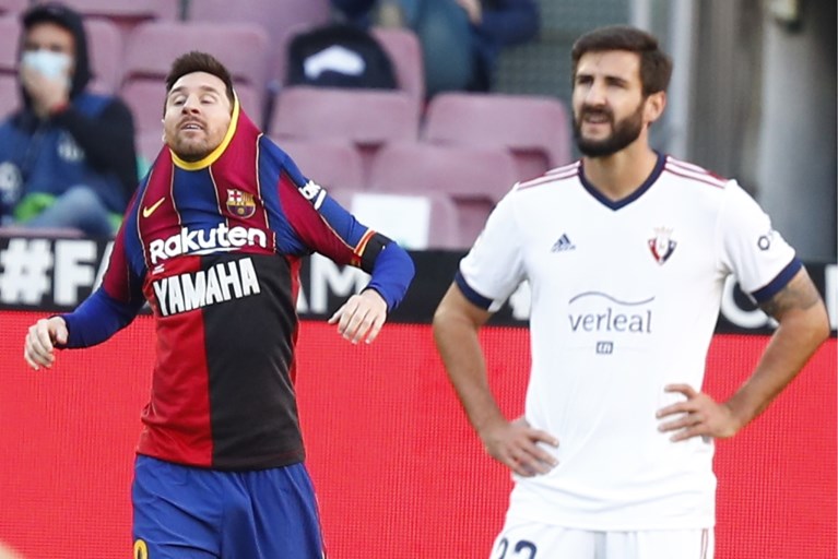 Messi krijgt boete van 600 euro voor eerbetoon aan Diego Maradona