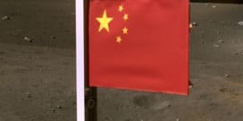 Chinezen planten vlag op de maan