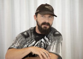 Zangeres FKA Twigs klaagt ex Shia LaBeouf aan: ‘onophoudelijk geweld’ in relatie