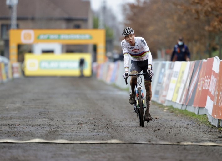 Geen twee op twee voor Mathieu van der Poel, Thomas Pidcock verrast iedereen met straffe stoot in Gavere