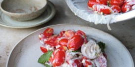 Tomatensalade en yoghurt met limoen en kardemom