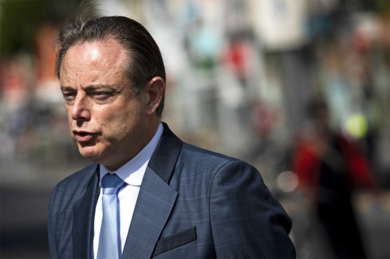 De Wever ontslaat politieagent na racistische opmerking in justitiepaleis
