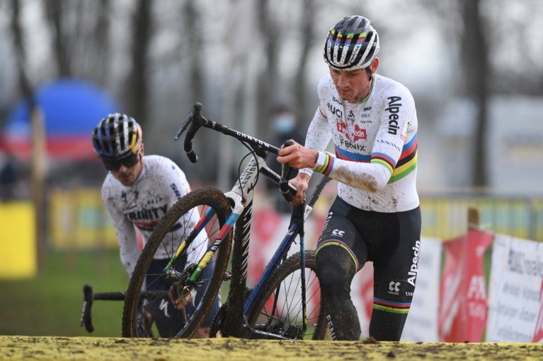 Mathieu van der Poel snelt in Gullegem naar zevende zege seizoen, Tom Pidcock is tweede