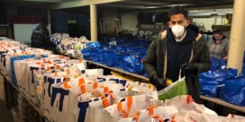 Voetballer Faris Haroun deelt voedselpakketten uit aan daklozen