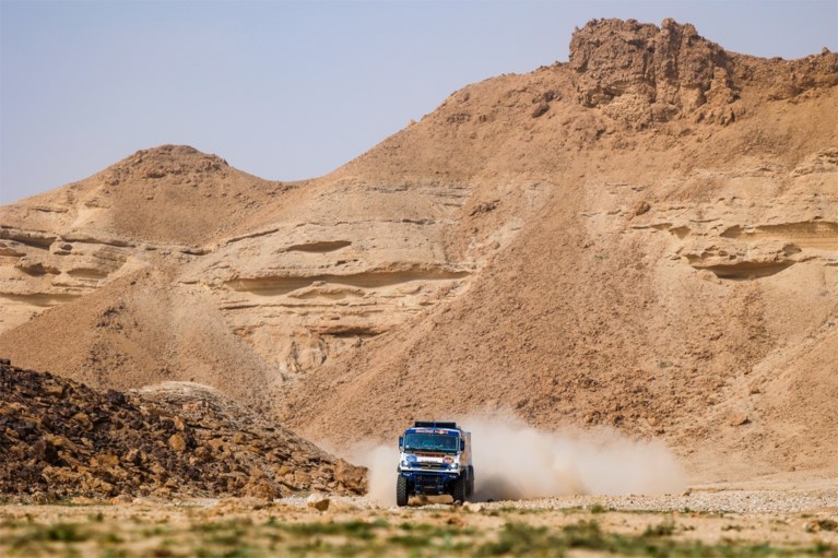 DAKAR. De Villiers wint vijfde etappe, Peterhansel vergroot zijn voorsprong en Loeb is woedend na straftijd