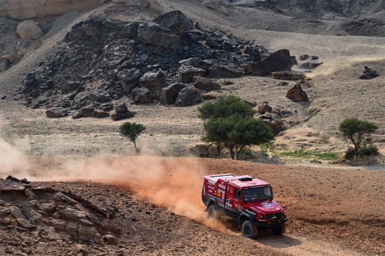 DAKAR. De Villiers wint vijfde etappe, Peterhansel vergroot zijn voorsprong en Loeb is woedend na straftijd