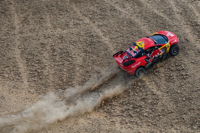 DAKAR. De Villiers wint vijfde etappe, Peterhansel vergroot zijn voorsprong en Loeb is woedend na straftijd
