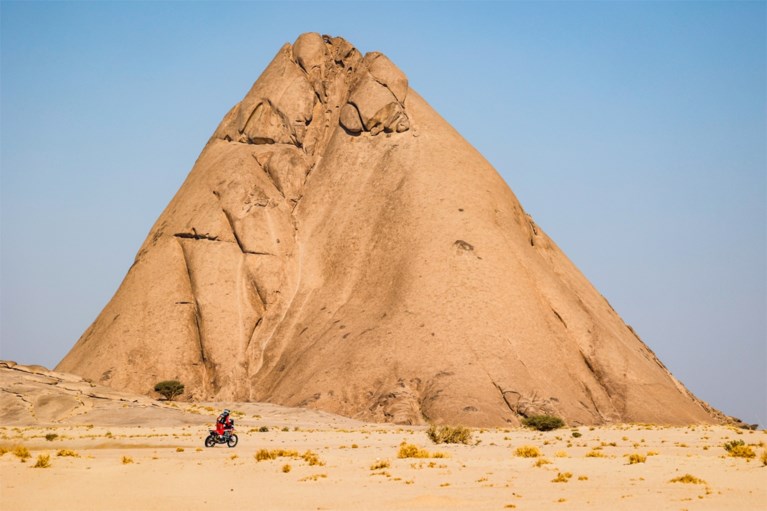DAKAR. De Villiers wint vijfde etappe, Peterhansel vergroot zijn voorsprong en Loeb is woedend na straftijd