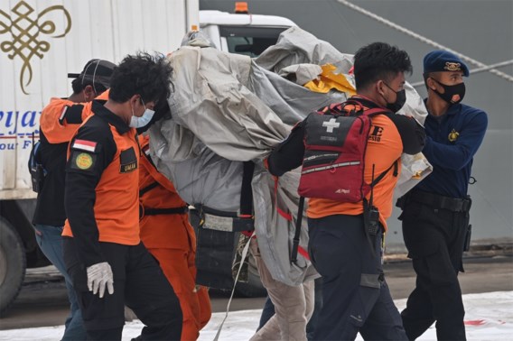 Eerste slachtoffers vliegtuigcrash Indonesië: zwangere vrouw, een familie en een vader op zakenreis