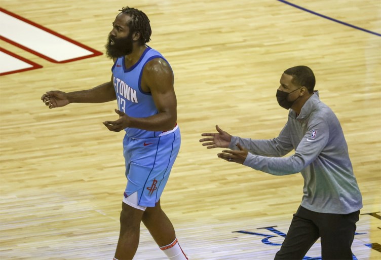 LeBron James doet “the Curry no-look three” tegen Houston Rockets, James Harden heeft er genoeg van