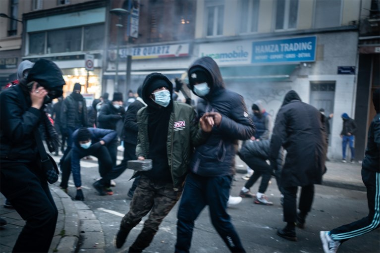Meer dan honderd arrestaties na protestactie voor Ibrahima, burgemeester Kir veroordeelt relschoppers
