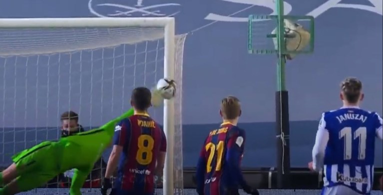 Straffe saves Ter Stegen en paal houden Adnan Januzaj tot twee keer toe van heldenrol tegen Barcelona: “Hier gaat hij van dromen”