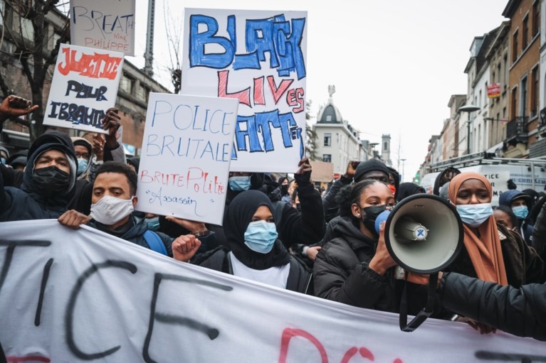 Meer dan honderd arrestaties na protestactie voor Ibrahima, burgemeester Kir veroordeelt relschoppers