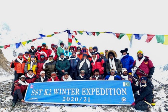Nepalese klimmers bedwingen voor het eerst de K2 in de winter 