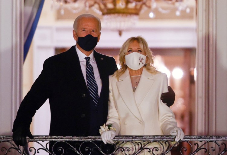 Sterren en oud-presidenten brengen eerbetoon aan president Biden tijdens virtuele show