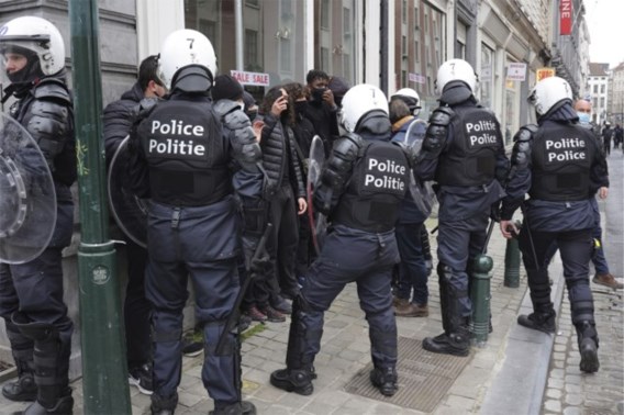 Politie arresteert tientallen manifestanten in Brussel