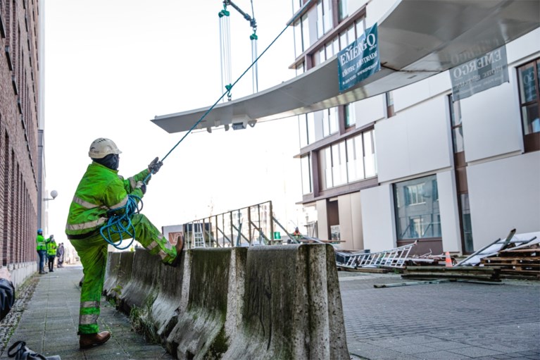 Fietshelling naar Parkbrug over Antwerpse Leien geplaatst