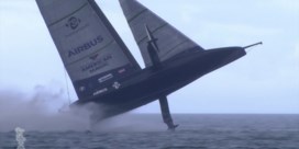 Zeilboot gaat de lucht in bij spectaculaire crash