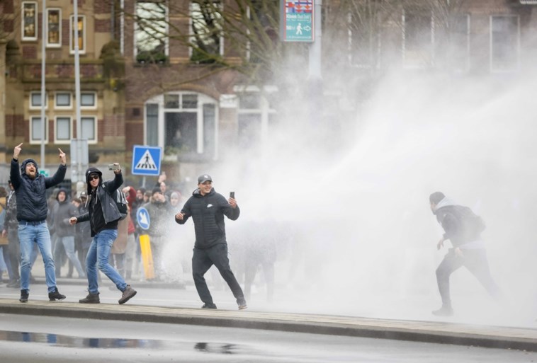 Opnieuw rellen in Nederland: politie lost waarschuwingsschot tijdens plunderingen in Rotterdam, 151 arrestaties