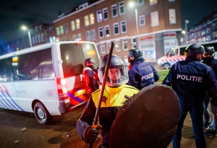 Opnieuw rellen in Nederland: politie lost waarschuwingsschot tijdens plunderingen in Rotterdam, 151 arrestaties