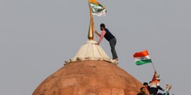 Indiërs nemen historische ‘Red Fort’ in tijdens boerenprotest in New Delhi