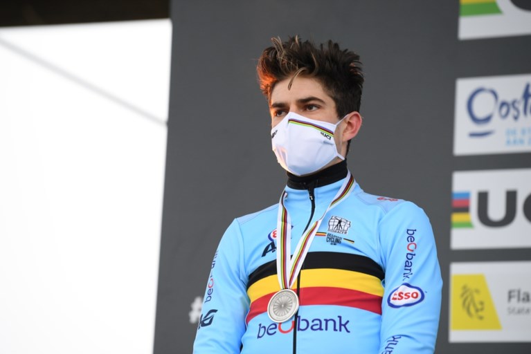 Wout van Aert ontgoocheld in zichzelf na zilveren WK-medaille: ‘Niet teruggevochten zoals ik dat anders kan’