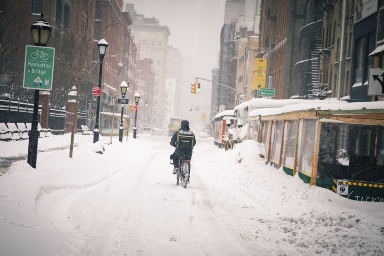 Openbaar leven stilgevallen en vaccinaties uitgesteld door zware sneeuwstorm in New York