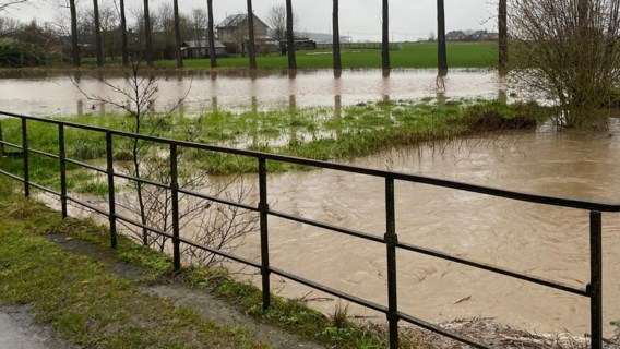 Zware regen doet waterlopen uit oevers treden in Oost-Vlaanderen