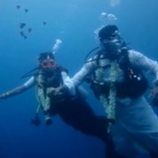 Indiaas koppel trouwt onder water