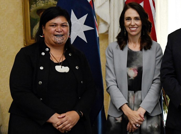 Nieuw-Zeelands parlementslid weigert das te dragen en moet parlement verlaten