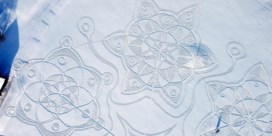 Gigantische geometrische sneeuwtekening in Finland