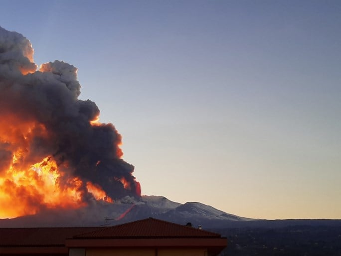 Siciliaans vliegveld dicht door uitbarsting Etna