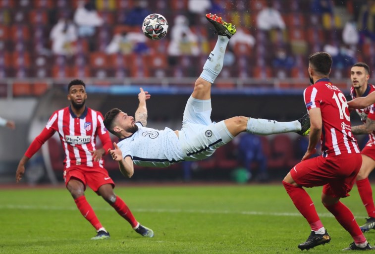 Olivier Giroud redt met prachtige omhaal saaie match en zet Chelsea op weg naar kwartfinale ten koste van Atlético Madrid