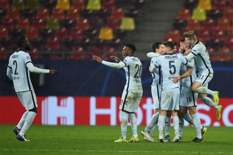 Olivier Giroud redt met prachtige omhaal saaie match en zet Chelsea op weg naar kwartfinale ten koste van Atlético Madrid