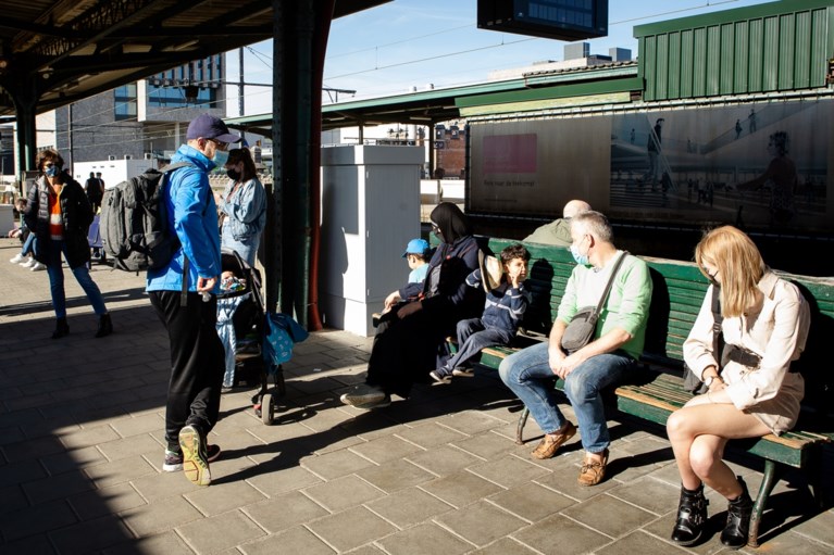 Opnieuw druk op treinen naar kust, Decaluwé dreigt met sluiting stations