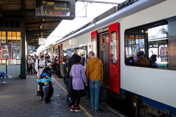 Opnieuw druk op treinen naar kust, Decaluwé dreigt met sluiting stations