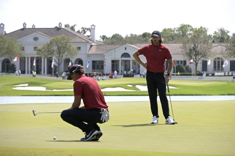 Tiger Woods reageert voor het eerst zelf na crash, nadat topgolfers golficoon steunen met specifieke outfit