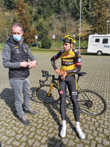 Video | Van Aert imponeert tijdens verkenning Strade Bianche