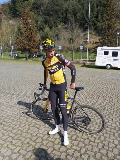 Video | Van Aert imponeert tijdens verkenning Strade Bianche