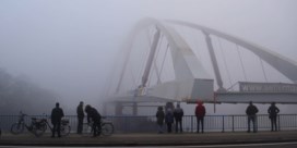 Langste stalen boogbrug over Albertkanaal onthuld in de mist