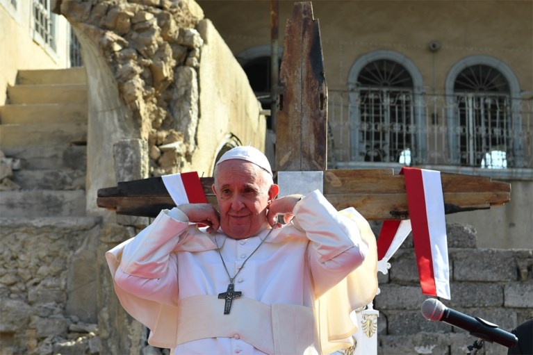 Paus Franciscus viert mis met duizenden gelovigen in Irak ondanks corona