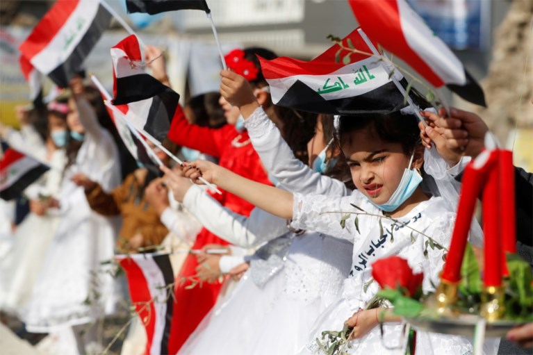Paus Franciscus viert mis met duizenden gelovigen in Irak ondanks corona