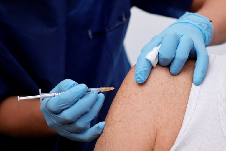 Wat belandt er straks in uw bovenarm? Uw vragen over de vaccins beantwoord