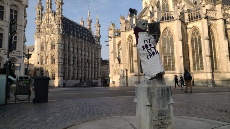 Standbeelden met schorten en een statische betoging in Leuven voor Vrouwendag