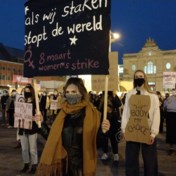 Standbeelden met schorten en een statische betoging in Leuven voor Vrouwendag