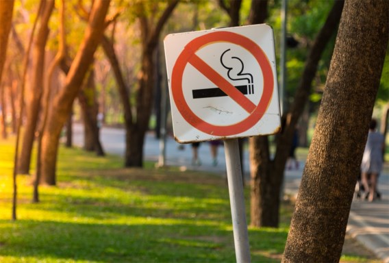 Mag je straks niet meer roken bij sportterreinen en speeltuinen? ‘Gigantisch draagvlak bij bevolking’