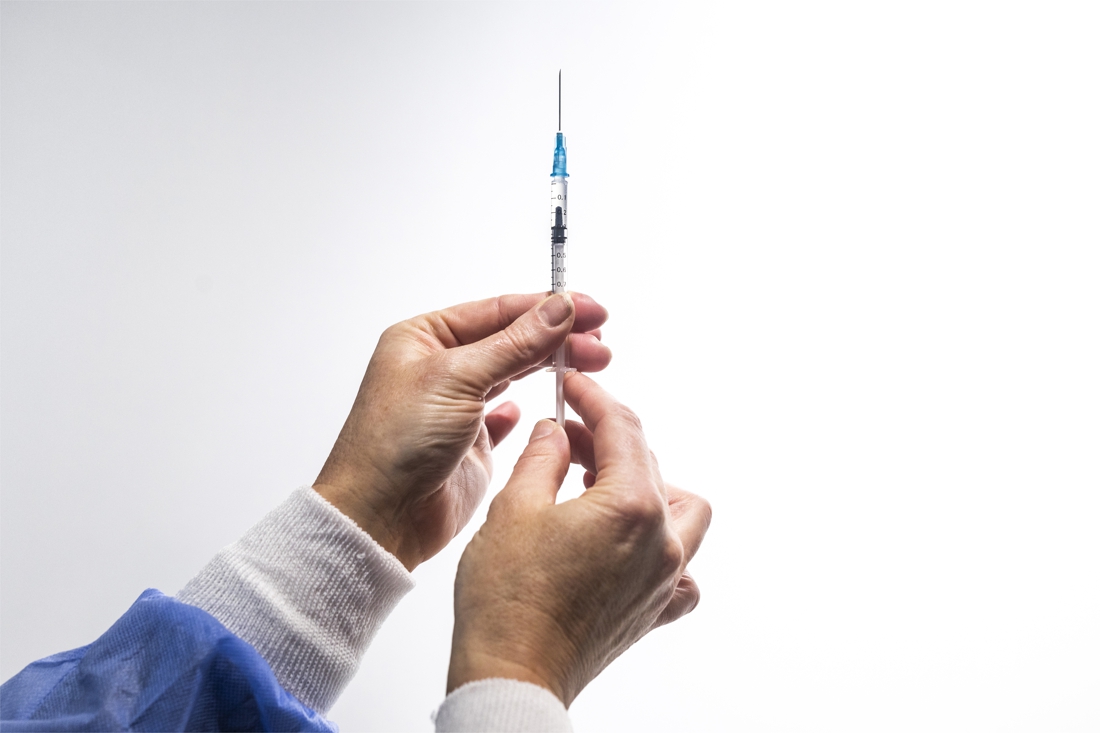 From side effects to cuddling to thromboses: your vaccine question …