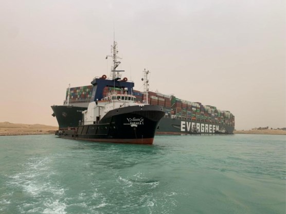 Waarom file op Suezkanaal grote gevolgen heeft