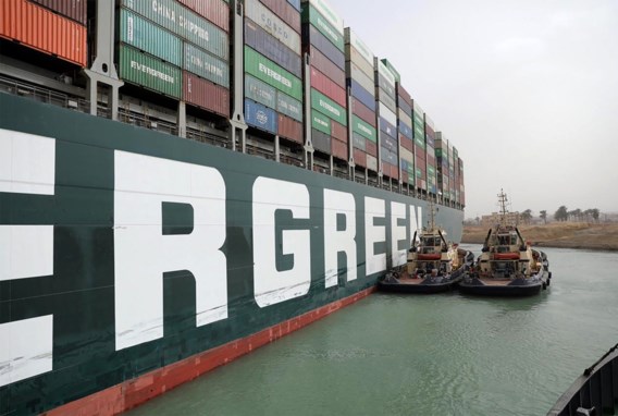 Blokkade Suezkanaal mogelijk vandaag opgelost: ‘Het water stroomt al onder het schip’