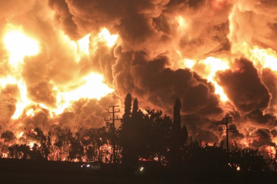 Enorme brand in olieraffinaderij Indonesië: twintig gewonden, bijna duizend geëvacueerd